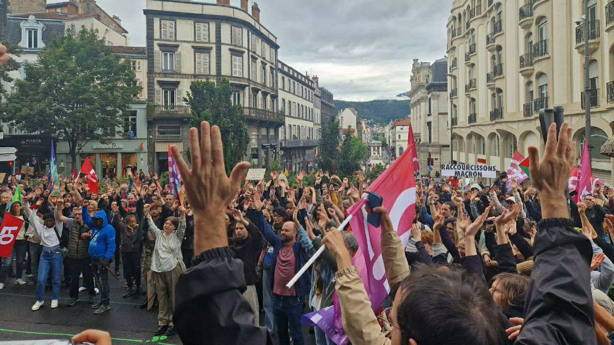 Nous étions 1 500 à la #MarcheDestitution à Clermont-Ferrand pour s'opposer au coup de force d'Emmanuel Macron.

Barnier démission, Castets à Matignon !
