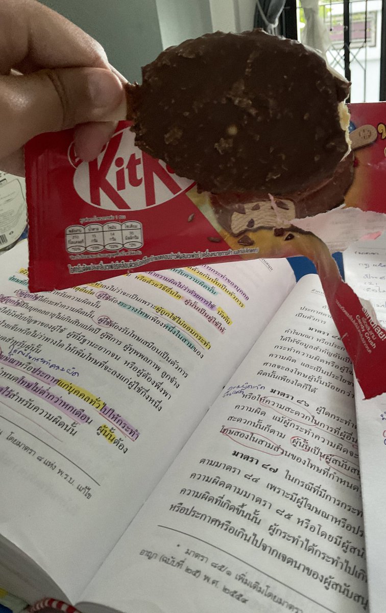 Green_freenbec's tweet photo. อ่านหนังสือเครียดๆมาก็ต้องเติมพลังด้วยไอติมคิทแคทจะได้อารมณ์ดี🤭
#srchafreen
#KitKatIceCream
#KitKatCandyCrush https://t.co/1A5OE0FQg9