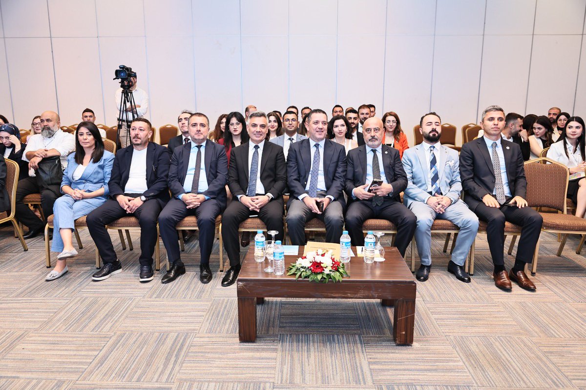 Türkiye Barolar Birliği tarafından düzenlenen Kurgusal Duruşma Yarışmasının Türkiye Finalinde Baromuzu temsil  eden stajyer avukat arkadaşlarımız Zehra Yaman, Rengin Aydoğmuş, Sidar Kava ve  Rohiv Arpak’a yarışmada başarılar dileriz.