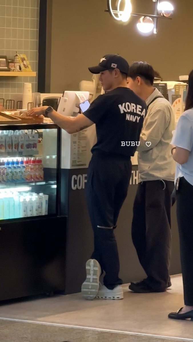 ท่าซื้อกาแฟพี่ทหารคื้อออ หมั่นเข้วมาก55555