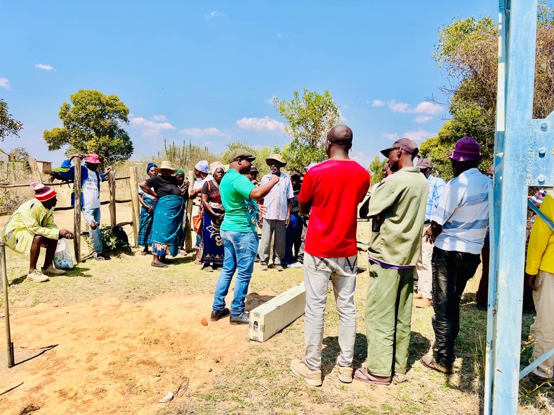mavhairemt's tweet photo. At Manyangadze Village- Chamakondo Area , ward 18 ,Masvingo Central .Together with Cllr Francis Tazvitya we have solved the water crisis in the area.
#Village Ideas & Village Solutions .
#Dzikisa Gejo Pasi Pane Mwando ! https://t.co/U3Pr78iJE7