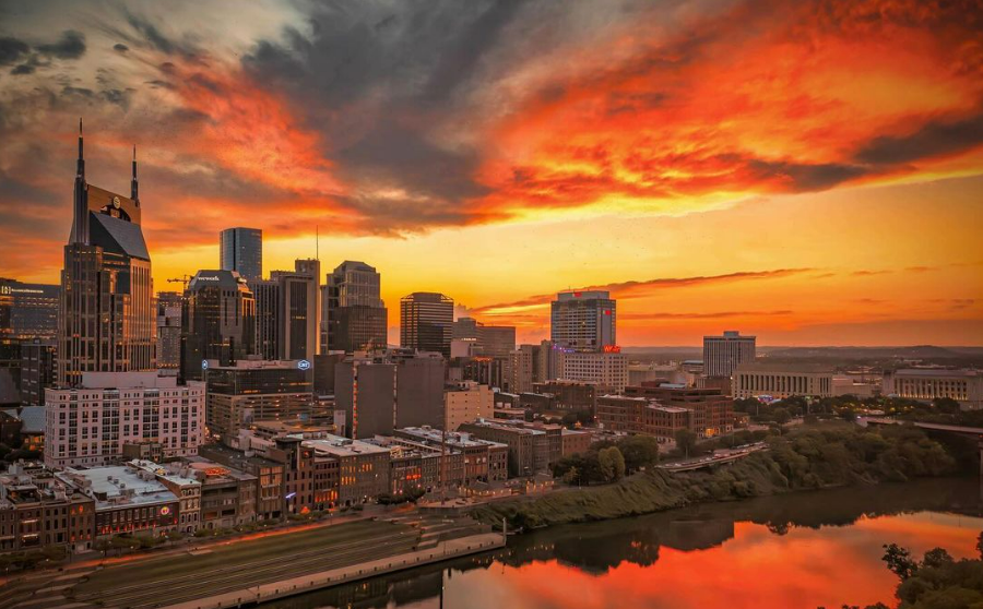 FOXNashville's tweet photo. WAKE UP TO TN: Orange skies in Nashville to start your weekend 🌆 

(Photo: Sumit Pruthi) https://t.co/XP07zZlyv9