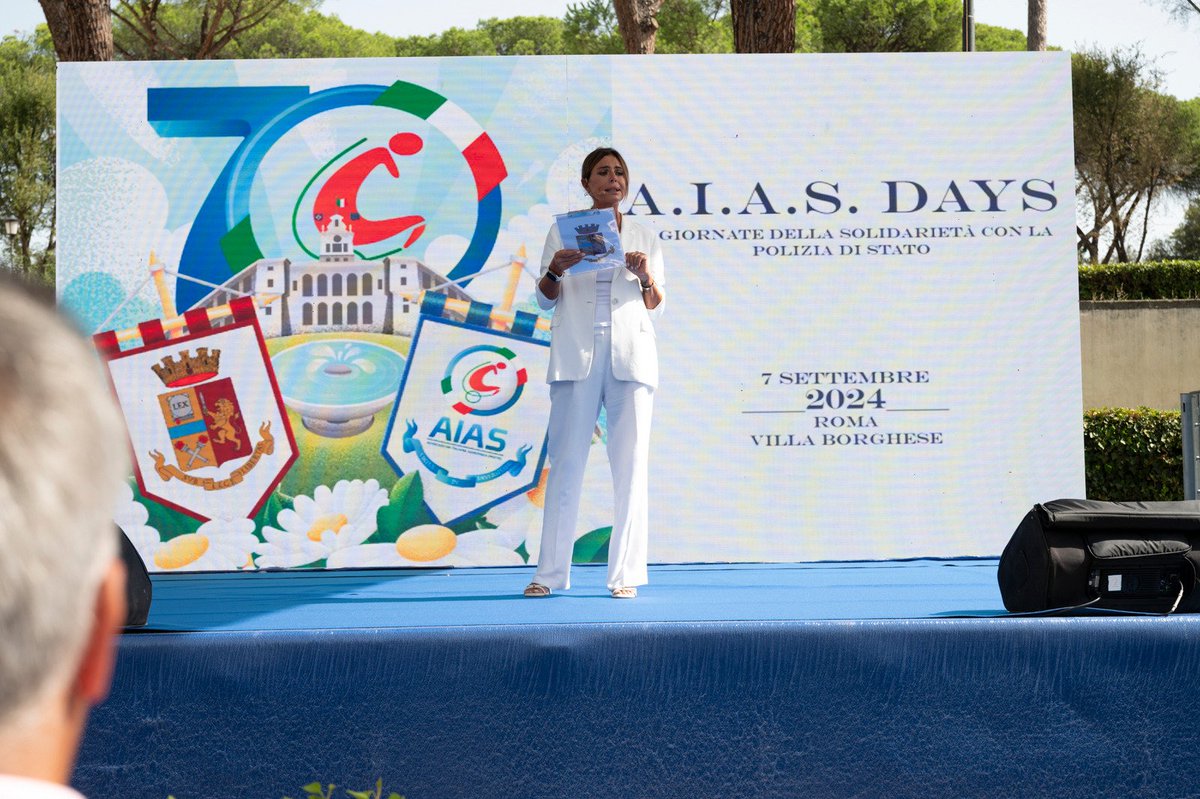 poliziadistato's tweet image. Un ringraziamento speciale a @peregopaola madrina e presentatrice dell'evento a piazza di Siena, a Roma, che ha condiviso con noi una mattinata dedicata ai valori dell'inclusione e della solidarietà insieme ai ragazzi dell' #aias 
#ivaloricheciuniscono #7settembre #essercisempre