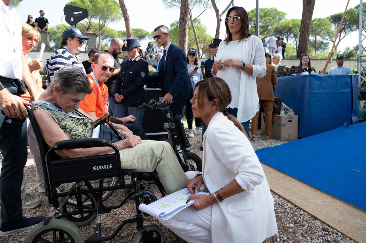 poliziadistato's tweet image. Un ringraziamento speciale a @peregopaola madrina e presentatrice dell'evento a piazza di Siena, a Roma, che ha condiviso con noi una mattinata dedicata ai valori dell'inclusione e della solidarietà insieme ai ragazzi dell' #aias 
#ivaloricheciuniscono #7settembre #essercisempre