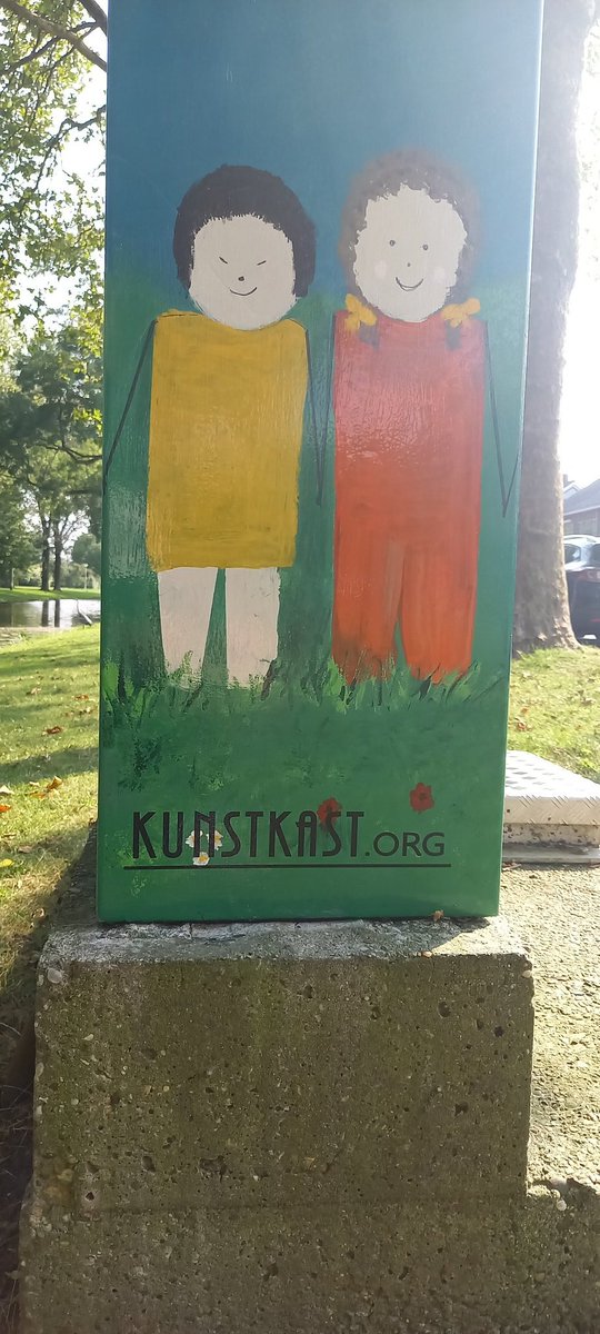 KunstKast's tweet photo. Zussen Betty en Netty hebben deze kast op de lunalaan gevuld met kinderen van de hele wereld. Want  kinderen van alle culturen willen een mooiere en betere wereld. ‘Samen de Wereld mooi maken' 

 #unite #epifanes #OneLove https://t.co/FpRrXgjBuq