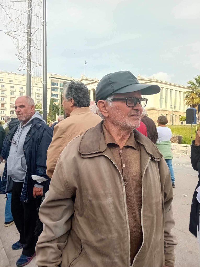 antho_petou's tweet photo. Missing person . He is missing in Istanbul , Taksim square in Thursday 5/09. He is wearing red t shirt, he is Greek . His name is Papadimitriou Dimitris 
Please help us, share 
Contact us #missingperson #İstanbul #greek https://t.co/rBqHTr4hob