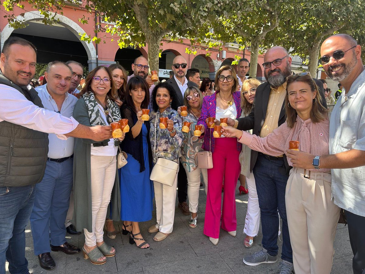 Fiesta de la Vendimia en Aranda de Duero, capital del vino de la Ribera. Nuestras diputadas I. Sierra y <a href="/RaquelContr2/">Raquel Contreras</a> han acudido acompañadas de alcaldes y concejales de la zona.