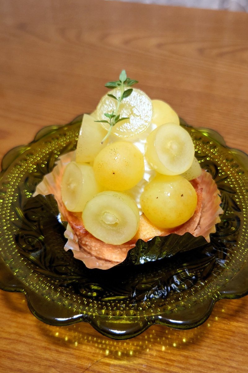 going_mame_pace's tweet photo. 夜のお楽しみ『#cuce』さんのケーキ🍰✨
シャインマスカットがめちゃめちゃ甘くて、タルト生地がわたし好みの味で、生クリームが飲める系の生クリームで、完璧すぎるケーキでした🍇✨
帰ってきてから、アカペラ合宿のお仕事をやりまくっていたので、かなり癒されました😍 https://t.co/aMszurH9z7