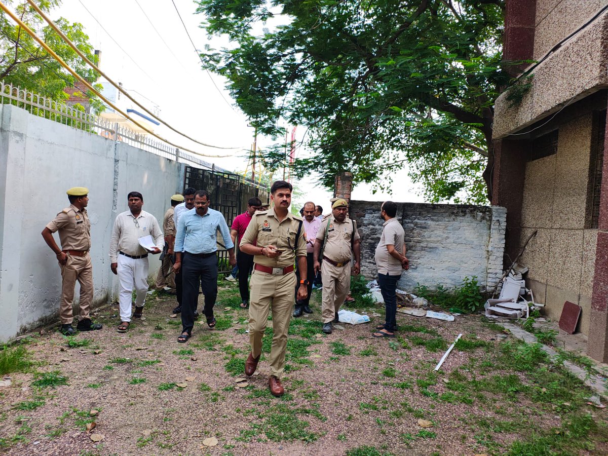 DCPGNagarPRJ's tweet photo. आज दिनांक-07.09.2024 को पुलिस उपायुक्त गंगानगर द्वारा एस0डी0एम0 व ए0सी0पी0 सोरांव के साथ महाकुम्भ-2025 के सकुशल एवं निर्विघ्न आयोजन के दृष्टिगत थाना फाफामऊ व थरवई क्षेत्रान्तर्गत पार्किंग, कैम्पिंग व होल्डिंंग एरिया आदि का निरीक्षण कर सम्बन्धित को आवश्यक दिशा-निर्देश दिया गया । https://t.co/jV0Mw31k81