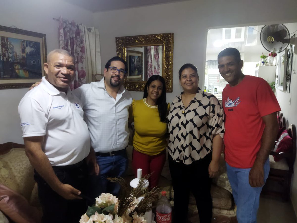 Asiaraf's tweet photo. En la noche de ayer conversamos con varios presidentes de intermedios del Bloque 4 en la Circ3. Santiago. Momento de escuchar y motivar para seguir en el trabajo de nuestro Congreso del @PLDenlinea no nos detendremos #pld https://t.co/aWmtgf4LYe