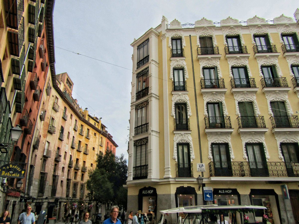 Los colores de #Madrid en el bello entorno de la Plaza Mayor y el Arco de Cuchilleros.

📷 #MRevilla (5/9/2024)