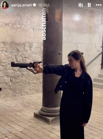 BurkhardtPhilip's tweet photo. Die Co-Präsidentin der @operationlibero Sanija Ameti @cybersandwich hat in einer Story auf Instagram mehrmals auf die Darstellung von Maria und Jesus geschossen.
Kurz danach löschte sie die Story und entschuldigte sich in aller Form dafür, wie der @Blickch schreibt. (1/4) https://t.co/Lv2Na57Z14