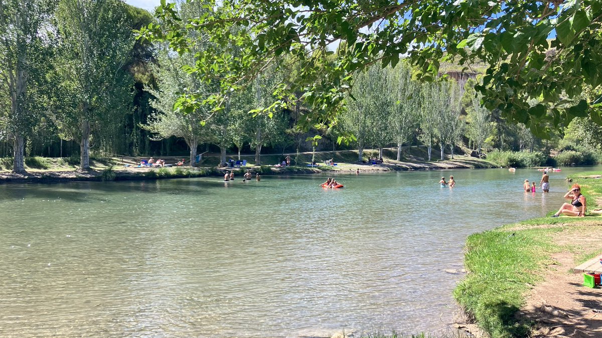 PardoSalud's tweet photo. #Bugarra tiene tasa turística para aparcar cerca del río; me parece bien, con eso se mantiene limpio y cuidado el entorno.
En Bugarra gobierna PP desde 1995; a nivel Autonómico PP, con VOX, eliminó la tasa aprobada por el Botánico para la Comunitat Valenciana. 🤔🤔 https://t.co/P4dAFW0mGv