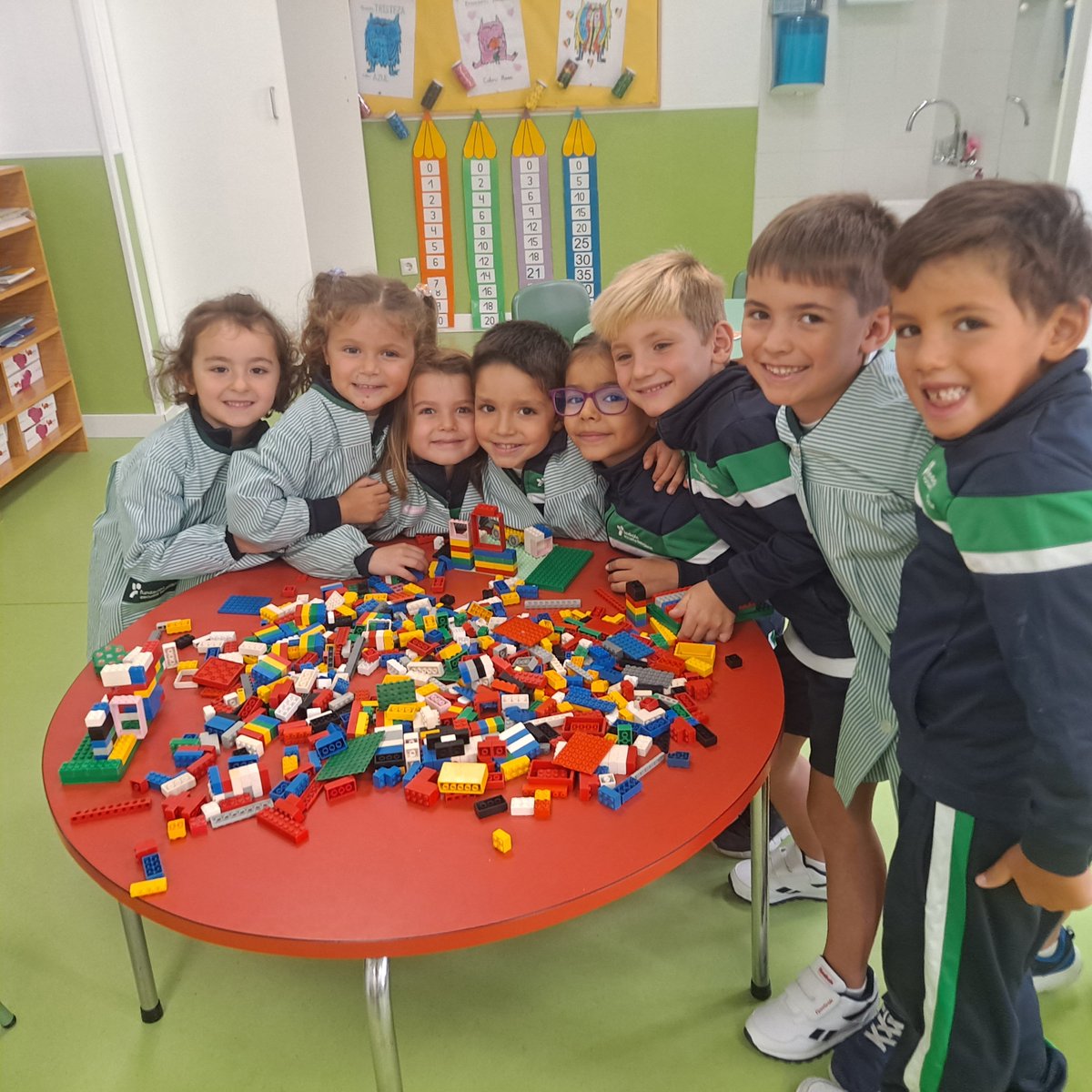 Nuestros peques ya han vuelto a su casa-colegio: risas, nervios, ilusión, reencuentro. #teresianasvalladolid #FET #VueltaAlCole