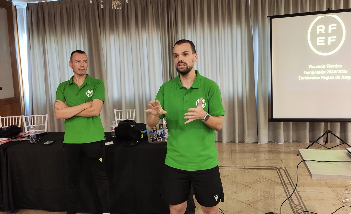 FedExFutbol's tweet photo. ⚖️ | #Arbitraje |

📸Los árbitros extremeños de 🇪🇸PRIMERA DIVISIÓN de #FútbolSala Sergio Salomé Vizuete y Javier Cidoncha Cortés ofrecen un seminario sobre las últimas actualizaciones de reglamento a sus compañeros del Comité Extremeño.

✅🤗¡Qué privilegio aprender de los mejores!
 
#Extremadura💚🤍🖤
#JugamosEnEquipo