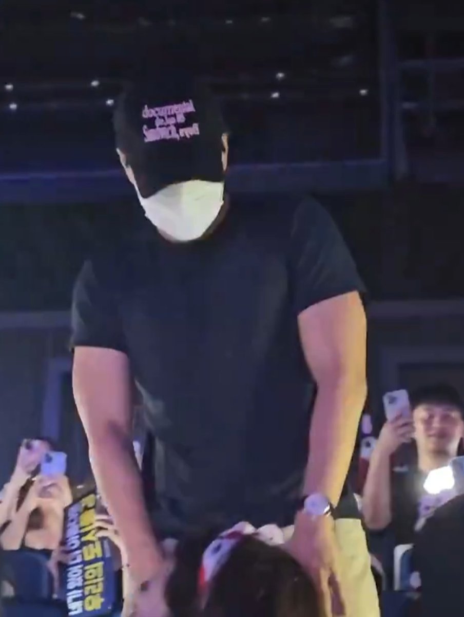 aa_jongin's tweet image. KIM JONGIN YOU ARE DRIVING ME INSANE