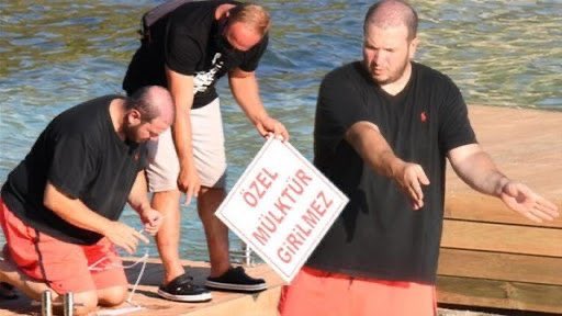 CHP'nin trolü Şahan Gökbakar "en büyük Atatürkçüyüm" diyordu, Disney Plus'a tepki göstermek yerine fare gibi saklandı.

"En büyük çevreciyim" diyordu, denize sıfır villası kaçak çıktı.

Solcu geçiniyordu, milletin denizine çökmeye çalıştı.

Bu yüzsüzlerin her şeyi sahte, sadece