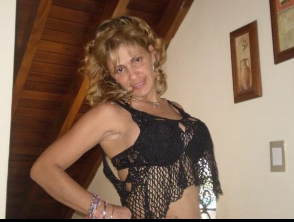 Luigi_thinks's tweet image. Amelina en la época del
Gobernador Eructo, bebiendo mucho más que esos jóvenes a los que agredió