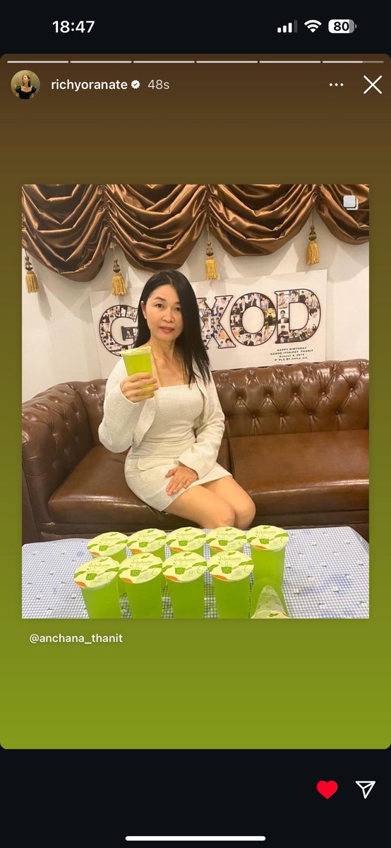 คนสวยมาช่วยคุณแม่อุ๊กับน้องเกดขายของค่ะ น่ารักมากเลยยยย #ริชชี่อรเณศ