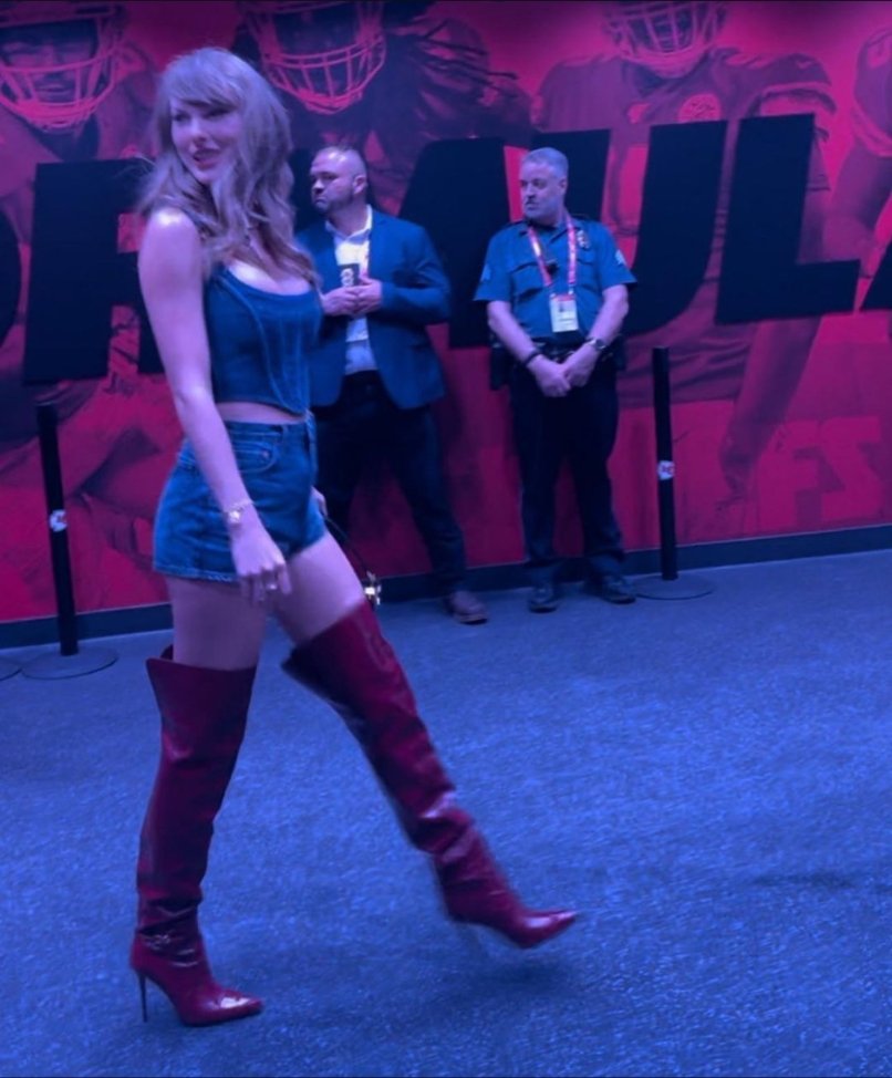 Taylor Swift History 🖤 tweet media