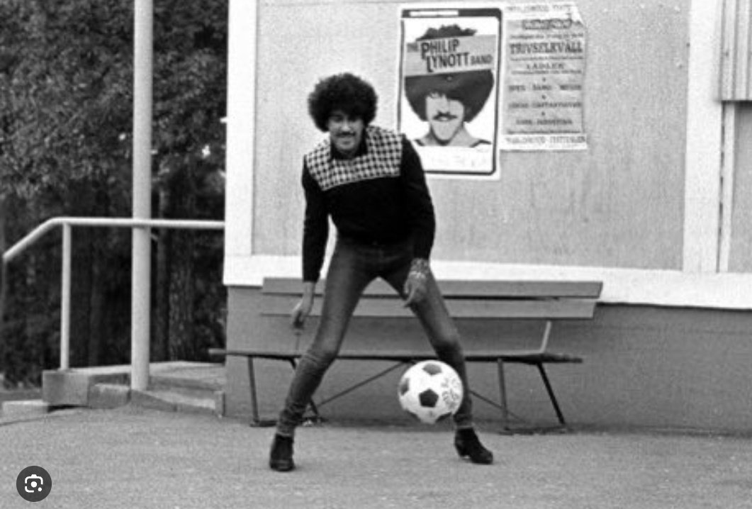 🏟⚽️📢  "Ladies &amp; gentlemen, to get Lee #Carsley out of a media bind and prevent any booing of certain turncoats, in place of England's (actually UK's) national #anthem, please stand with your half-and-half scarves 🇮🇪🏴󠁧󠁢󠁥󠁮󠁧󠁿 aloft for Thin Lizzy's 'The Boys are Back in Town'." #IREENG