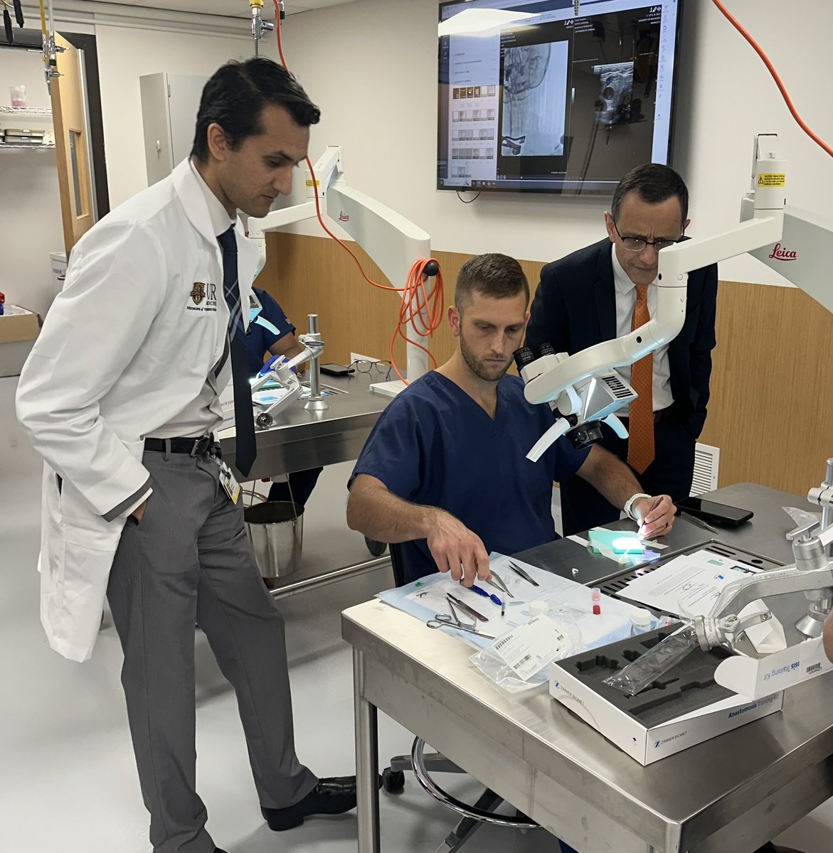 mtbendermd's tweet image. Fun to have @babaksjahromi back at @UR_Med, offering perspectives on #trigeminalneuralgia and #carotidstenosis then coaching @URNeurosurgery residents through bypass practice in our 7-scope skills laboratory