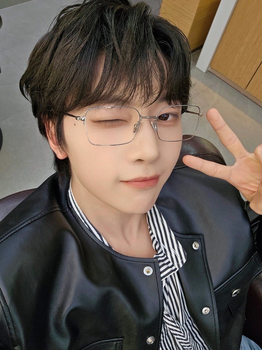 240907 🦊💬 08:55 PM KST

🦊 *pic*
🦊 *pic*
🦊 *pic*