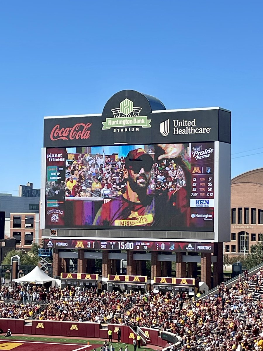 AGopherFan's tweet image. A perfect day at #TheBank for @GopherFootball &amp;amp; this @EricDecker87 t-shirt 〽️🏈🎉😎 #gophergameday #Gophers #RTB #SkiUMah #myfavoritegopher #goldengopherhalloffame
