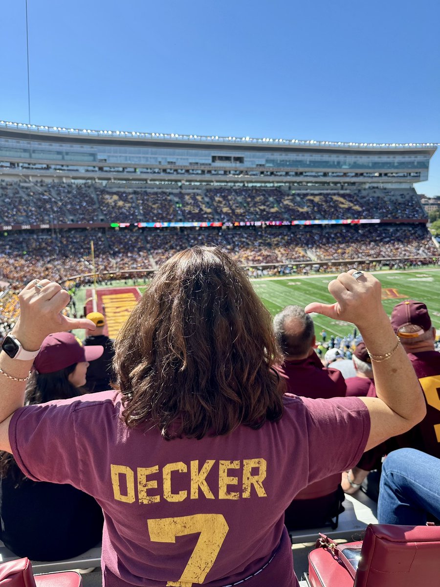 AGopherFan's tweet image. A perfect day at #TheBank for @GopherFootball &amp;amp; this @EricDecker87 t-shirt 〽️🏈🎉😎 #gophergameday #Gophers #RTB #SkiUMah #myfavoritegopher #goldengopherhalloffame