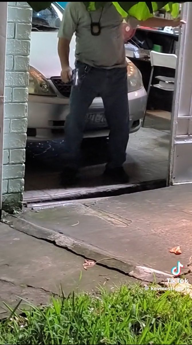 AlejandUMiranda's tweet photo. Favor compartir! Este joven ha sido agredido por alguien con placa y una arma! Ha grabado este video por su seguridad ante la amenaza. En el video se mira como lo amenaza y le saca el arma.:: #SOSElSalvador @prensagrafica @_elfaro_ @RevistaFactum https://t.co/BKfUwP5mRw