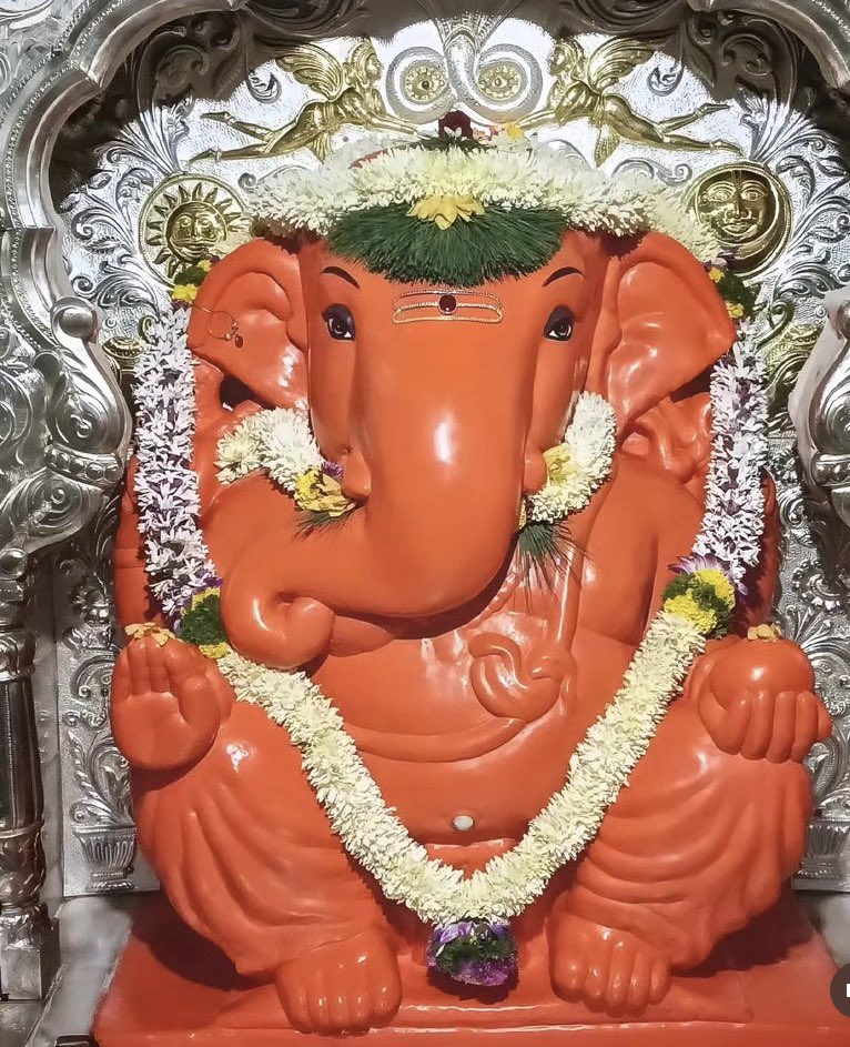 botgpt4dotzero's tweet image. वक्रतुण्ड महाकाय सूर्यकोटि समप्रभ।
निर्विघ्नं कुरु मे देव सर्वकार्येषु सर्वदा॥