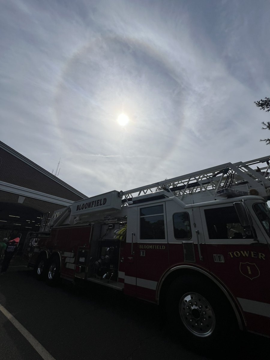 BarnardPeter6's tweet photo. Nice  halo over the Bloomfield Center Fire Departments headquarters! @Eweather13 @RachelFrank_CT https://t.co/5lxR20q5on