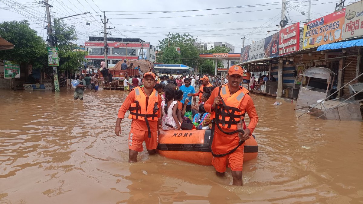 NDRFHQ's tweet image. 🔶Relief supplies being distributed in coordination with civil adm

#Committed2Serve #NDRF4U
#आपदा_सेवा_सदैव_सर्वत्र 🙏🙏

@HMOIndia 
@PIB_India 
@PIBHomeAffairs 
@pibvijayawada 
@ANI