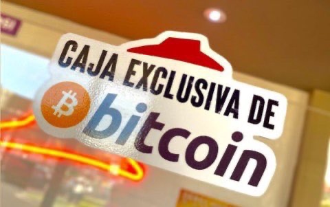 coinspace_'s tweet photo. ちょうど3年前、エルサルバドルが #BTC を正式に法定通貨に採用。世界から「失敗する」と馬鹿にされ、非難を浴びたブケレ大統領。実際は観光客が増え、犯罪が減少し、大統領の支持率は上昇した🙌 https://t.co/SpfJ3ZkycG