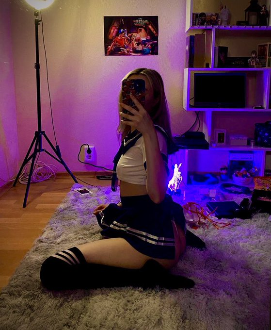 Don&rsquo;t look there, ah you lost 💋 https://t.co/wRqCasUTIG