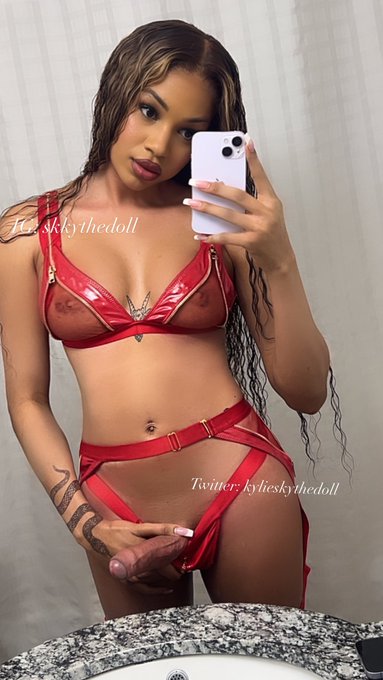 Lady with a 🍆 https://t.co/Y5lj2rneuJ