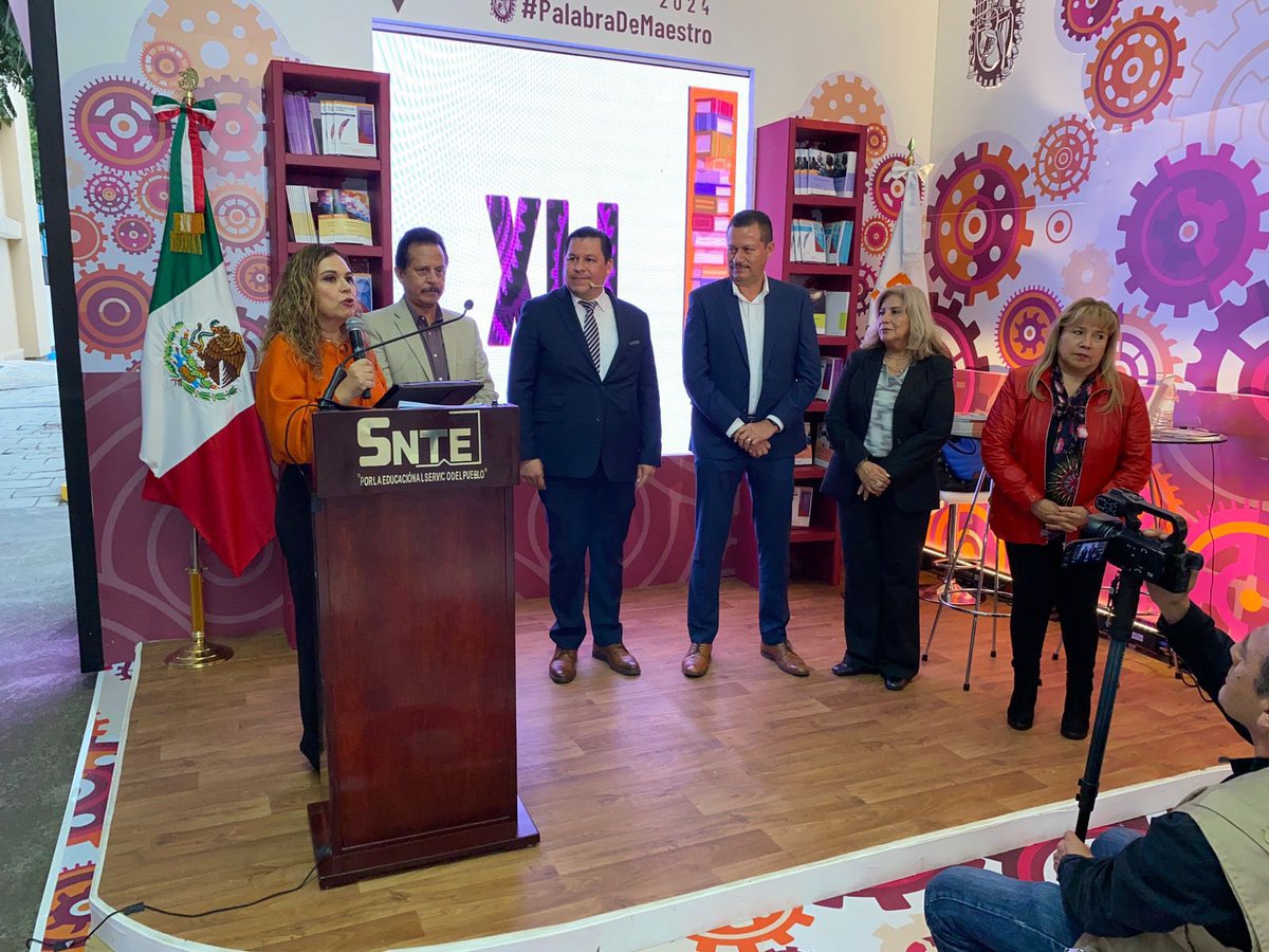 #PalabraDeMaestro👩🏻‍🏫👨🏻‍🏫

📓 Obra literaria |“Docentes que transforman: vidas que forman las emociones, el aderezo de la práctica docente”, del Prof. Christian Omar Santos Lozano, de la Sección 39, #Colima. Resalta que su libro contiene información técnica y recursos para afrontar