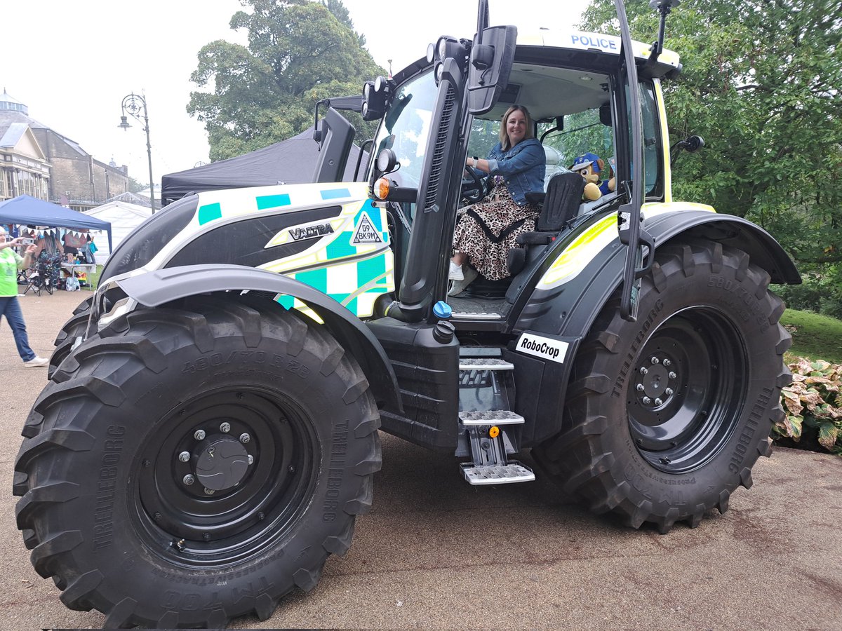 MannyooNic's tweet image. I love my Job🥰🥰Visit from the Rural Crime unit.

Who doesn&apos;t love a tractor🤣😂 #robocrop
#WorldSuicidePreventionDay  
#MentalHealthAwareness