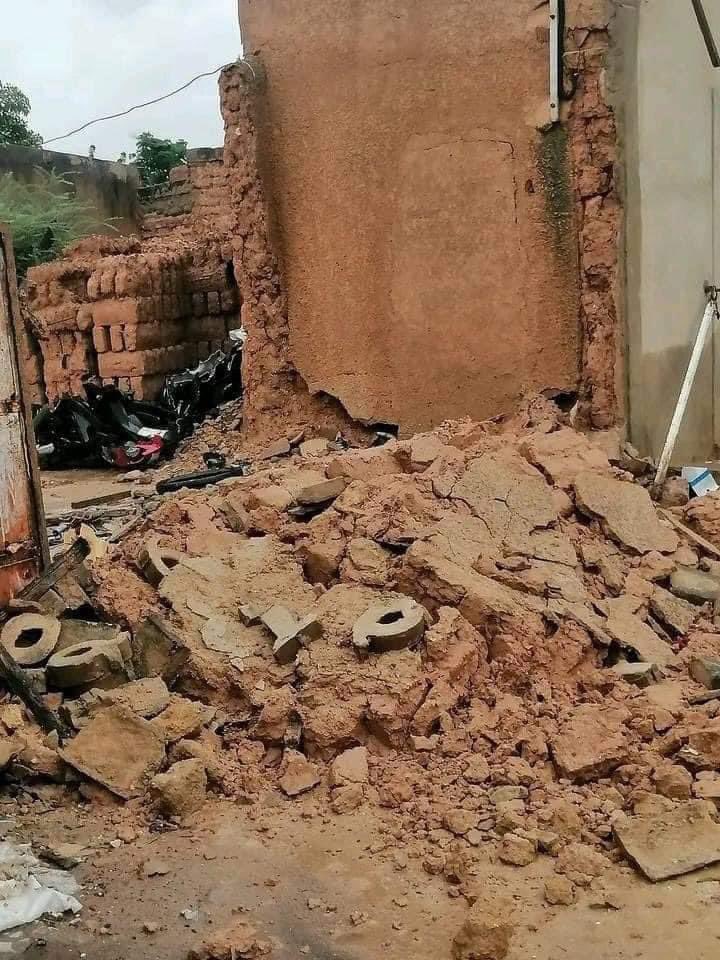first_niger's tweet photo. Niger: Le bilan provisoire des conséquences de pluies diluviennes qui se sont abattues dans la région de Zinder, notamment dans la ville de #Zinder et les départements de #Tanout, #Mirriah et #Damagaram #Takaya se présente comme suit: 

- 34 décès;
- Plusieurs blessés;
- 1 800 ménages touchés;
- 12 309 sinistrés;
- 1 834 maisons éffondrées;
- 48 mûrs tombés;
- 03 écoles éffondrées;
- 02 mosquées dont la célèbre mosquée du Sultanat construit dans les années 1855 éffondrée; 
- Plusieurs animaux emportés par les eaux de ruissellement. 

Paix à l'âme des disparus et prompt retablissement aux blessés.
