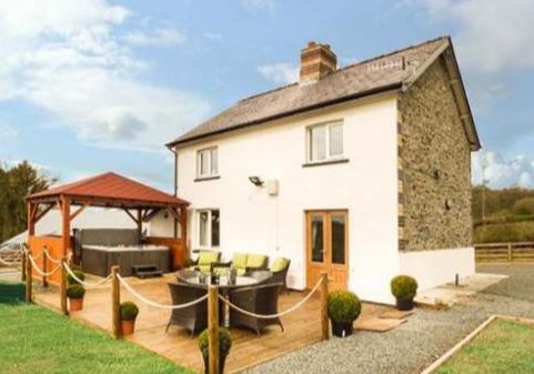 Cwmcelyn is a 5-star self-catering holiday accommodation near Rhayader in Powys, perfect for up to 6 guests.

🛏️ Sleeps 1-6
theholidaycottages.co.uk/powys/15700

#Cwmcelyn #Rhayader #Powys #Countryside #Getaway #JacuzziSpa #CambrianMountains #ElanValley #LlandrindodWells #RoyalWelshShow