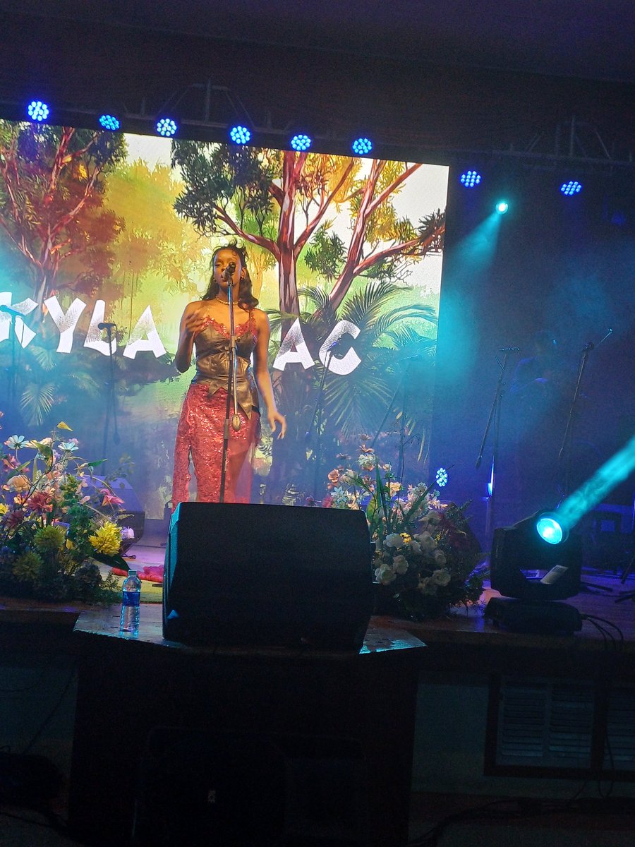 SihloboBulala2's tweet photo. The amazing talented and beautiful Kyla Blac performing at the #Mattermoreforsis orchestra.
If I think about how I almost missed this, mann๐ญ. The energy is amazing๐๐ฅฐโค๏ธ https://t.co/fBCjmK8i2w