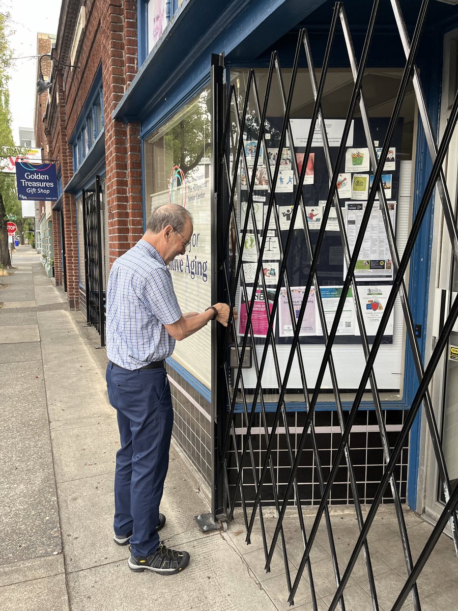 EmoryMort's tweet image. Portlander Michael Dembrow opens the gate to the Hollywood Senior Center for his final of hundreds of first Saturday Constituent Coffees as a 16-year state senator and house representative

US democracy in action through the efforts of everyday people