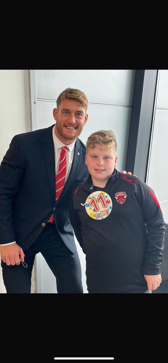 FilesAnna's tweet image. The Birthday lad is made up now he’s calmed down after getting lost outside the ground but he managed to find Jack thanks to Matt keeping him safe👹thanks again Matt for letting him meet his favourite player, he’s made up 👹❤️ @mattcarr3 @SalfordDevils 
#ellisturns11 #madehisday