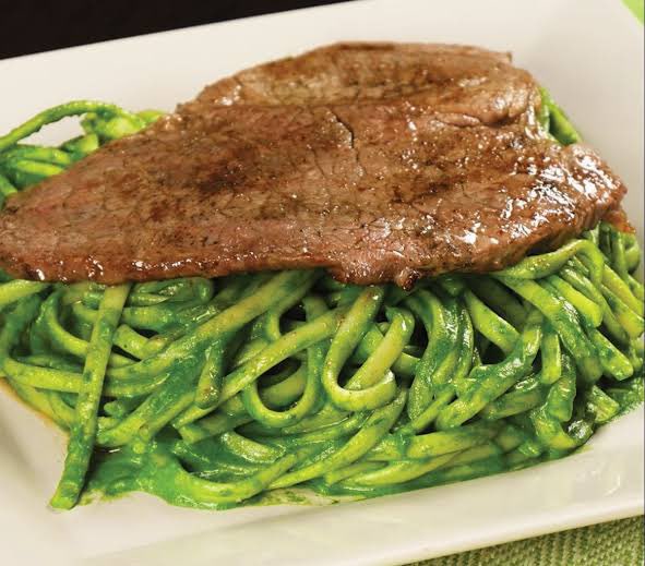 y cómo explicas que uno de los mejores platos del Perú son los tallarines verdes con bistek??????