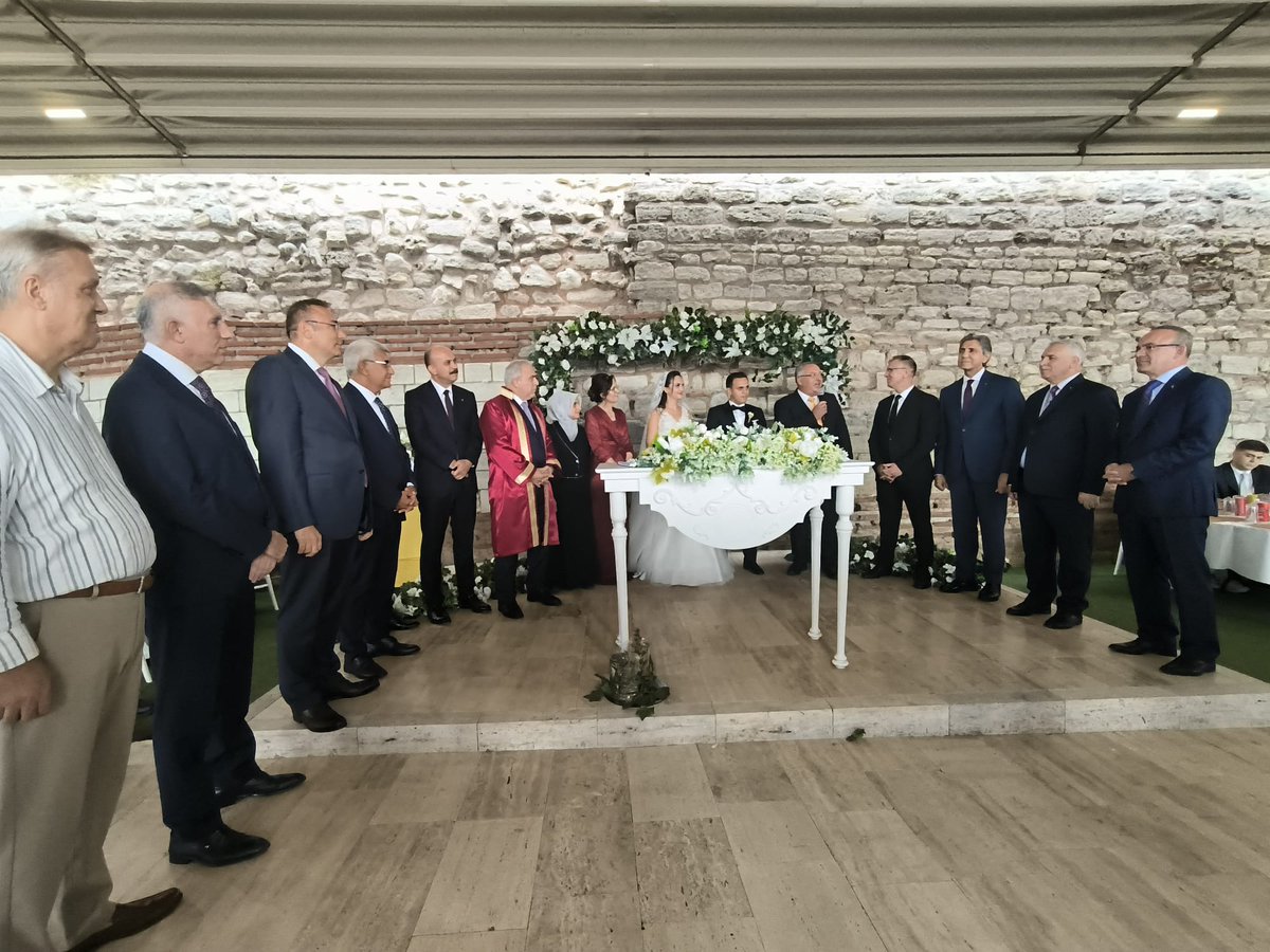 Bir babanın hayatta en mutlu olduğu durumların başında gelir evladının düğününü görmek. 

İstanbul Fatih Kaymakamımız Cafer Sarılı, vatana millete faydalı olması gayesiyle büyütüp okutup bugün devletine bir yargı mensubu olarak hizmet eden evladının düğününü gerçekleştirdi.