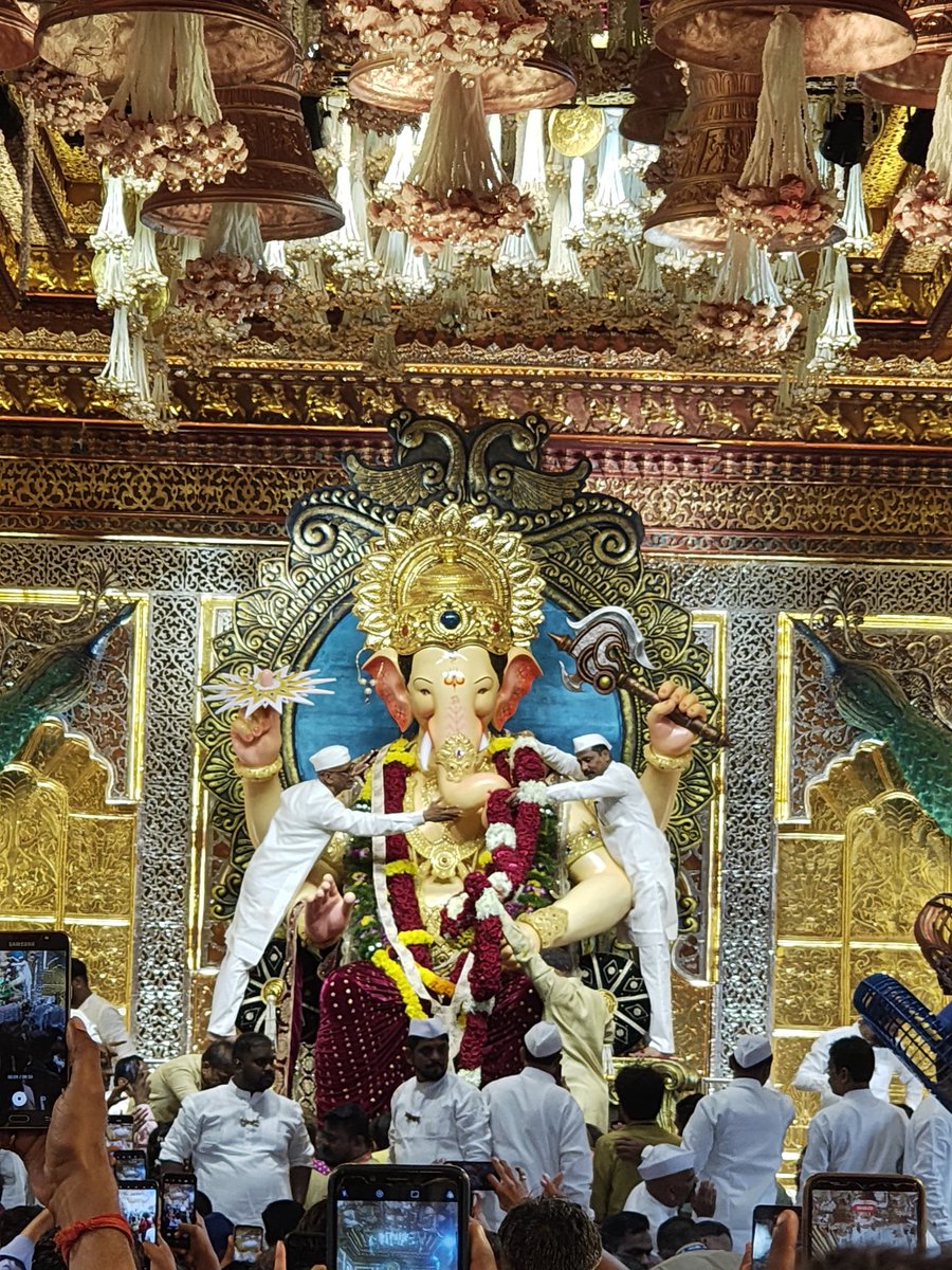 A 5 hours long wait was like this :~ 
Indeed #beautiful with #bappamorya .

Happy Ganesh Chaturthi