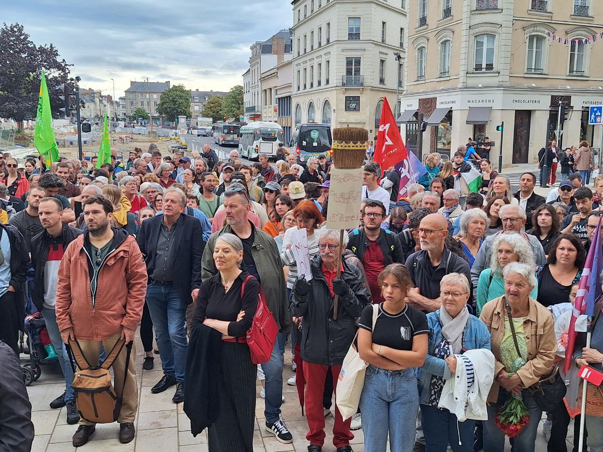 InsoumisMayenne's tweet photo. 300 personnes rassembler devant la mairie de #laval et 300 000 personnes partout en France pour exiger le respect du résultat des élections. 

Nous sommes un peuple démocratique. Jamais nous n’accepterons le coup de force de l’autocrate Macron. 

#MarcheDestitution https://t.co/eYltDJY1Yt