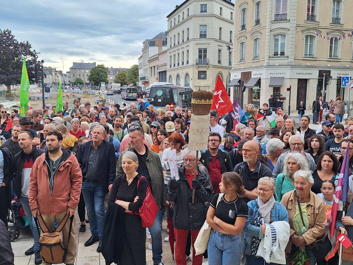 InsoumisMayenne's tweet photo. 300 personnes rassembler devant la mairie de #laval et 300 000 personnes partout en France pour exiger le respect du résultat des élections. 

Nous sommes un peuple démocratique. Jamais nous n’accepterons le coup de force de l’autocrate Macron. 

#MarcheDestitution https://t.co/eYltDJY1Yt