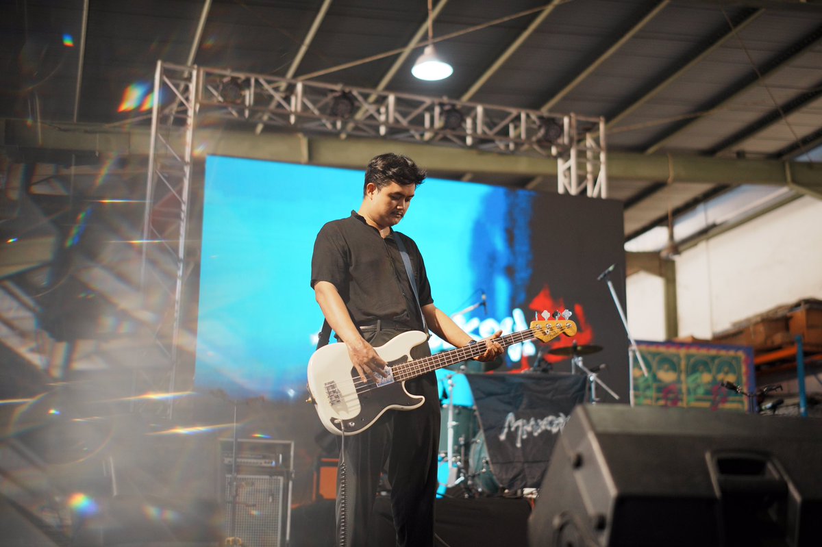 mmmarkosbaby's tweet photo. Opening act vibes at Aiofest 2024, and we’re lovin’ it! we sharing the stage with Efek Rumah Kaca, Cherry Bombshell, Grrrl Gang, Polyester Embassy, and some killer Surabaya bands!

Packed with good vibes and fun peeps! 🤩🔥

📸 @ToeanMoedaBri  @dwikirikus https://t.co/4W0US4h30L