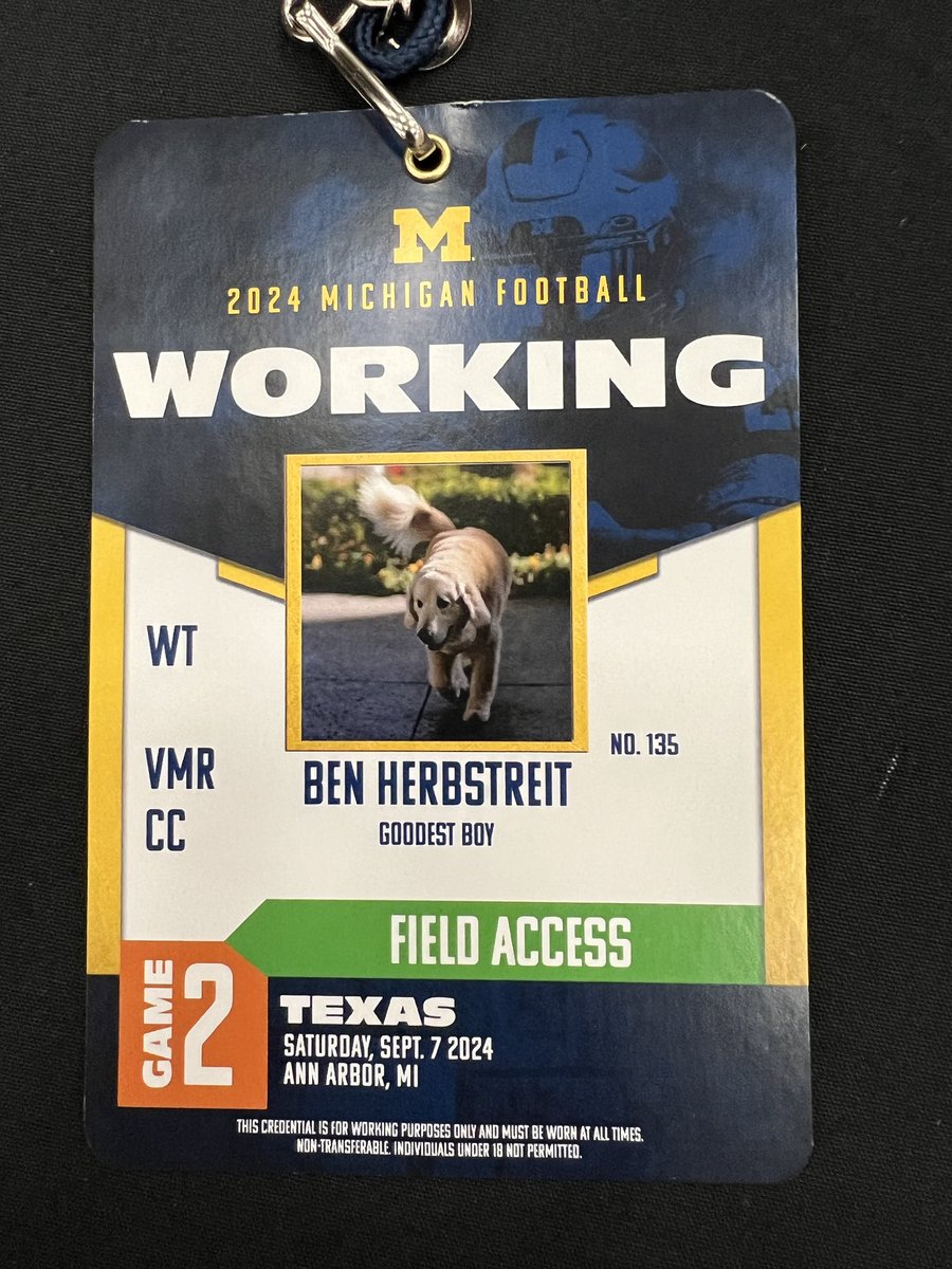 Thank you to ⁦<a href="/UMichFootball/">Michigan Football</a>⁩ for being such gracious hosts to our guy Ben. This is awesome!
⁦<a href="/CollegeGameDay/">College GameDay</a>⁩ coming up LIVE from Ann Arbor 9am ET!!
